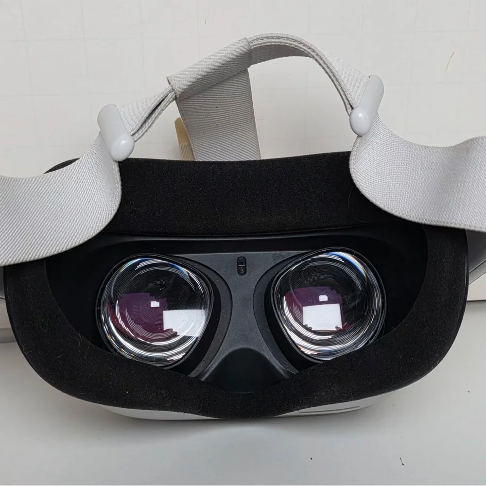 MetaQuest 2 VR Headset Only for Parts / Repair Powers On As-Is